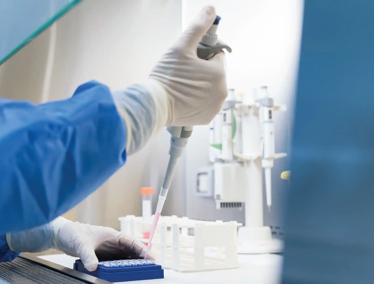 Technicien laboratoire pipette micropipette tests formulation cosmétique gants blancs – contrôle qualité Belmés Profissional Maroc