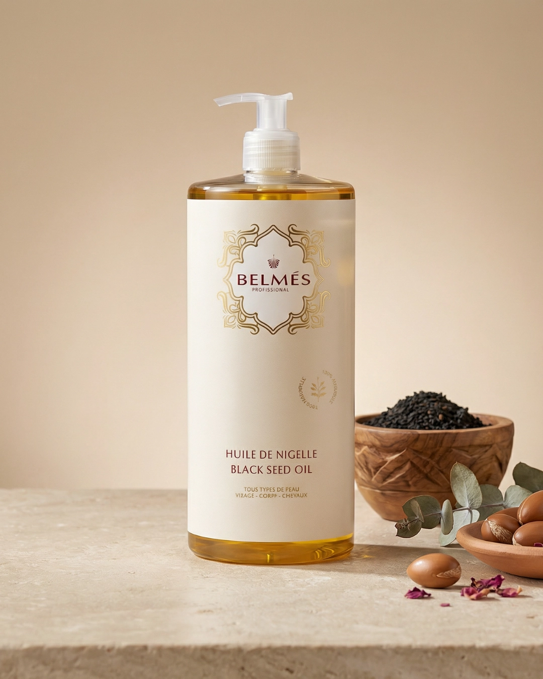 Flacon huile de nigelle Belmés Profissional – bol en bois avec graines de nigelle noires noix d'argan et feuilles d'eucalyptus en arrière-plan