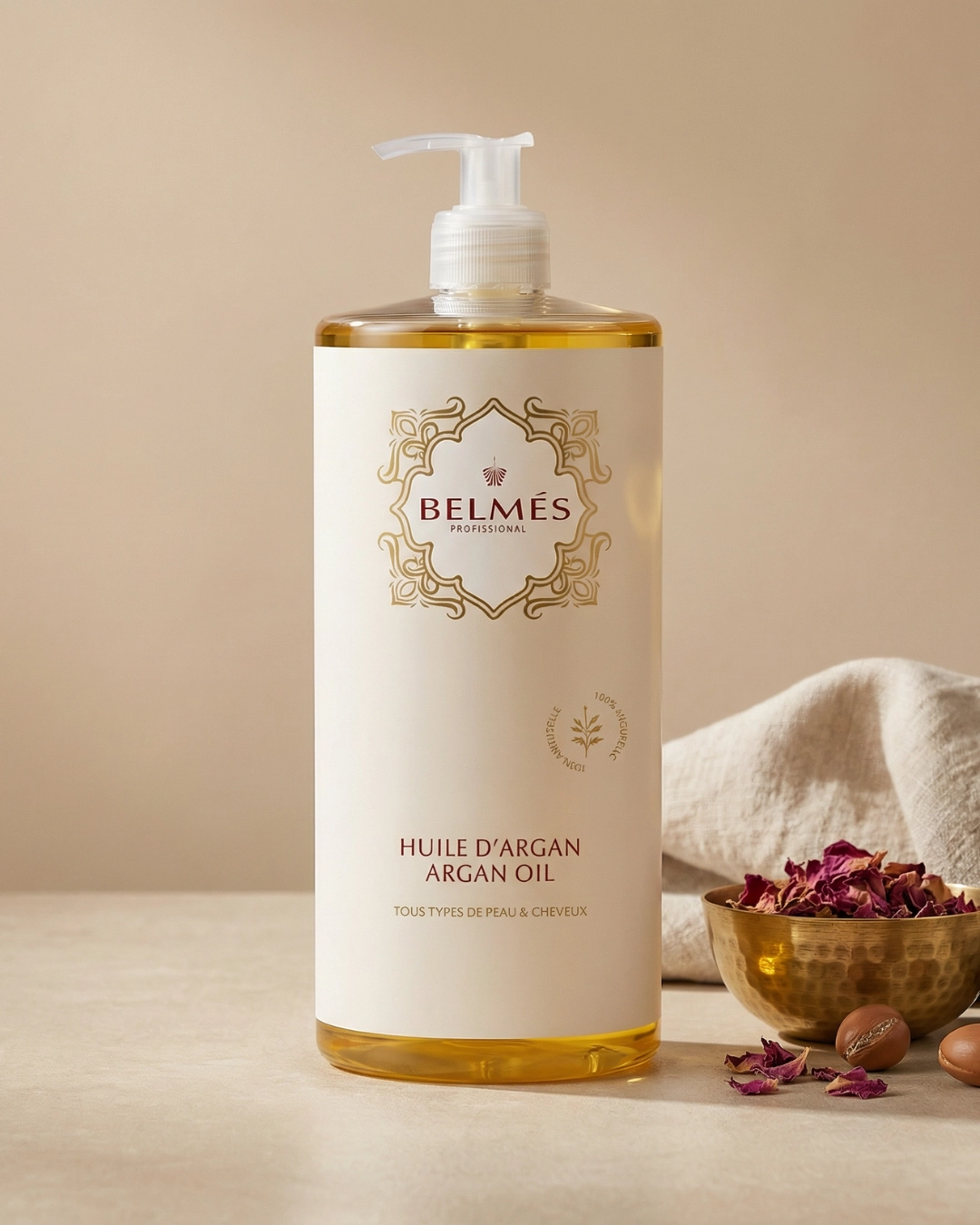 Flacon huile d'argan pure Belmés Profissional 100% naturelle – bol doré marocain avec pétales de rose séchés et noix d'argan en arrière-plan