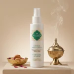 Flacon lotion anti-chute Belmés Profissional – encensoir doré marocain fumant noix d'argan et pétales de rose en arrière-plan