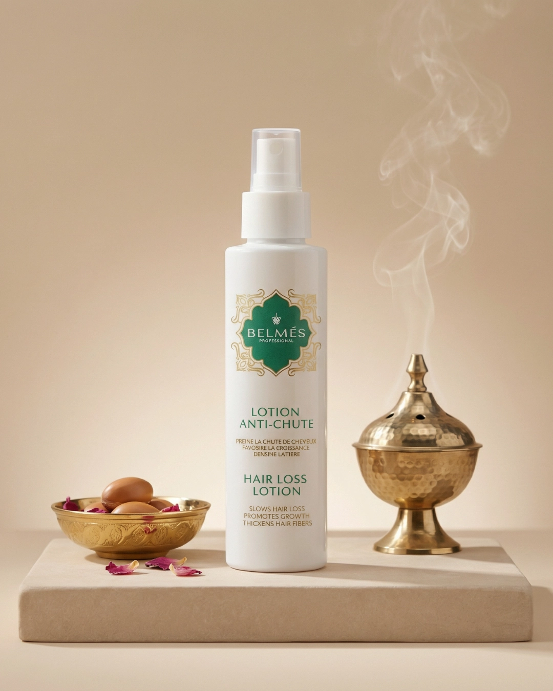 Flacon lotion anti-chute Belmés Profissional – encensoir doré marocain fumant noix d'argan et pétales de rose en arrière-plan