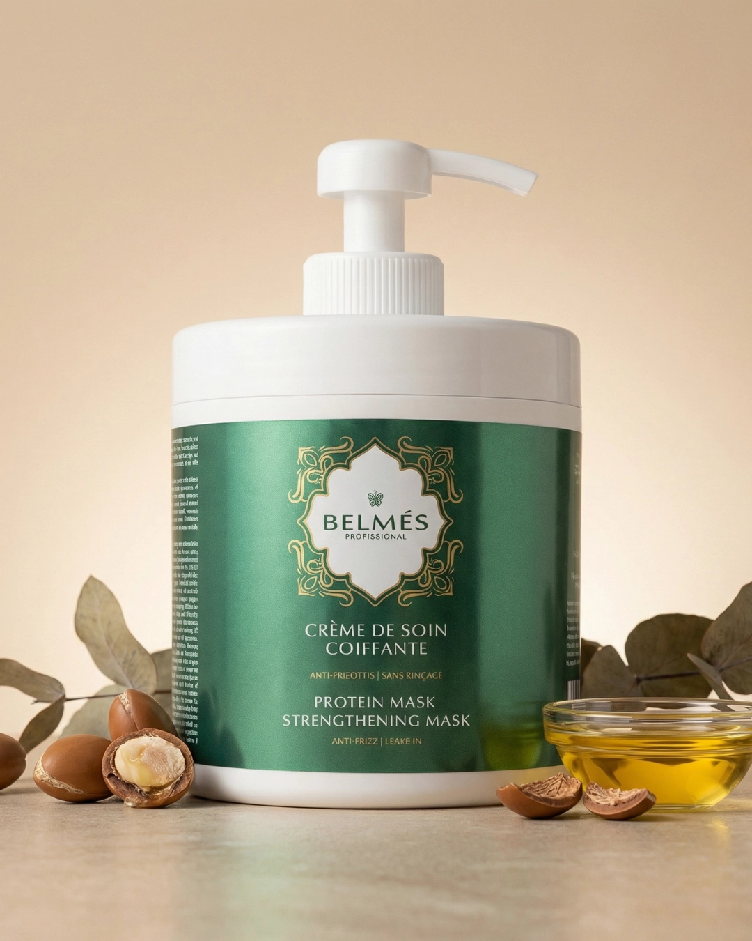 Pot crème de soin coiffante Belmés Profissional anti-frisottis sans rinçage – noix d'argan ouvertes bol d'huile dorée et feuilles d'eucalyptus en arrière-plan