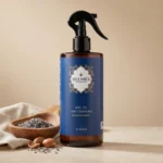 Flacon spray parfum d'ambiance Bleu de Chefchaouen Belmés Profissional 500ml – lavande séchée dans bol en bois d'olivier et noix d'argan en arrière-plan