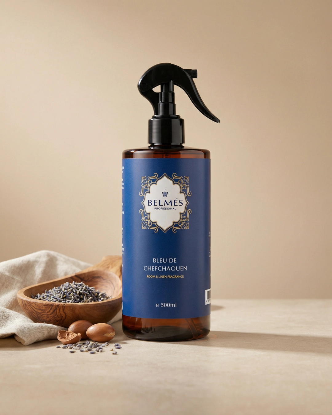 Flacon spray parfum d'ambiance Bleu de Chefchaouen Belmés Profissional 500ml – lavande séchée dans bol en bois d'olivier et noix d'argan en arrière-plan