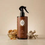 Flacon spray parfum d'ambiance Ambre du Sultan Belmés Profissional 500ml – résine d'ambre dans bol doré tranches d'orange séchées et plantes aromatiques en arrière-plan
