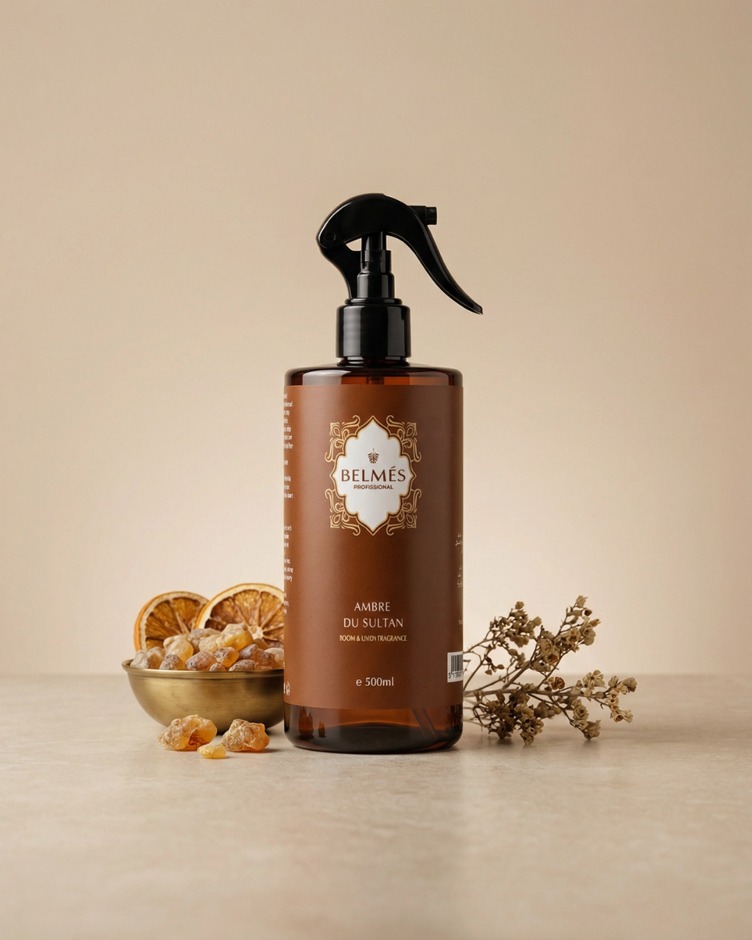 Flacon spray parfum d'ambiance Ambre du Sultan Belmés Profissional 500ml – résine d'ambre dans bol doré tranches d'orange séchées et plantes aromatiques en arrière-plan