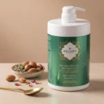 Pot shampoing réparateur Belmés Profissional kératine et argan – noix d'argan herbes séchées pétales de rose et cuillère dorée en arrière-plan