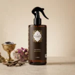Flacon spray parfum d'ambiance Oud Royal Belmés Profissional 500ml – boutons de rose dans bol en verre bois d'oud et encensoir doré marocain en arrière-plan