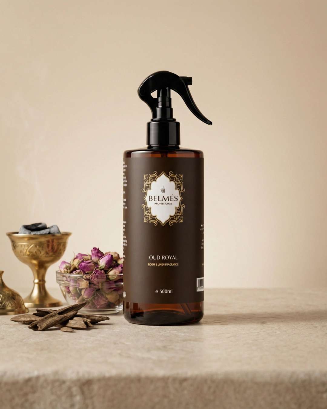 Flacon spray parfum d'ambiance Oud Royal Belmés Profissional 500ml – boutons de rose dans bol en verre bois d'oud et encensoir doré marocain en arrière-plan