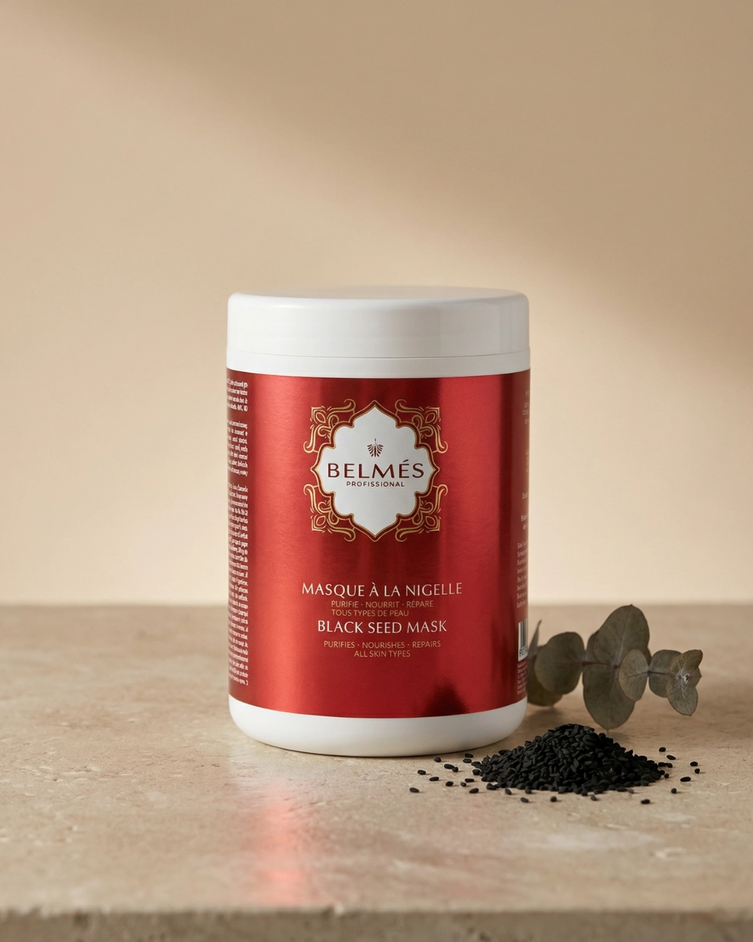 Pot masque à la nigelle Belmés Profissional – graines de nigelle noires et feuilles d'eucalyptus en arrière-plan tous types de peau
