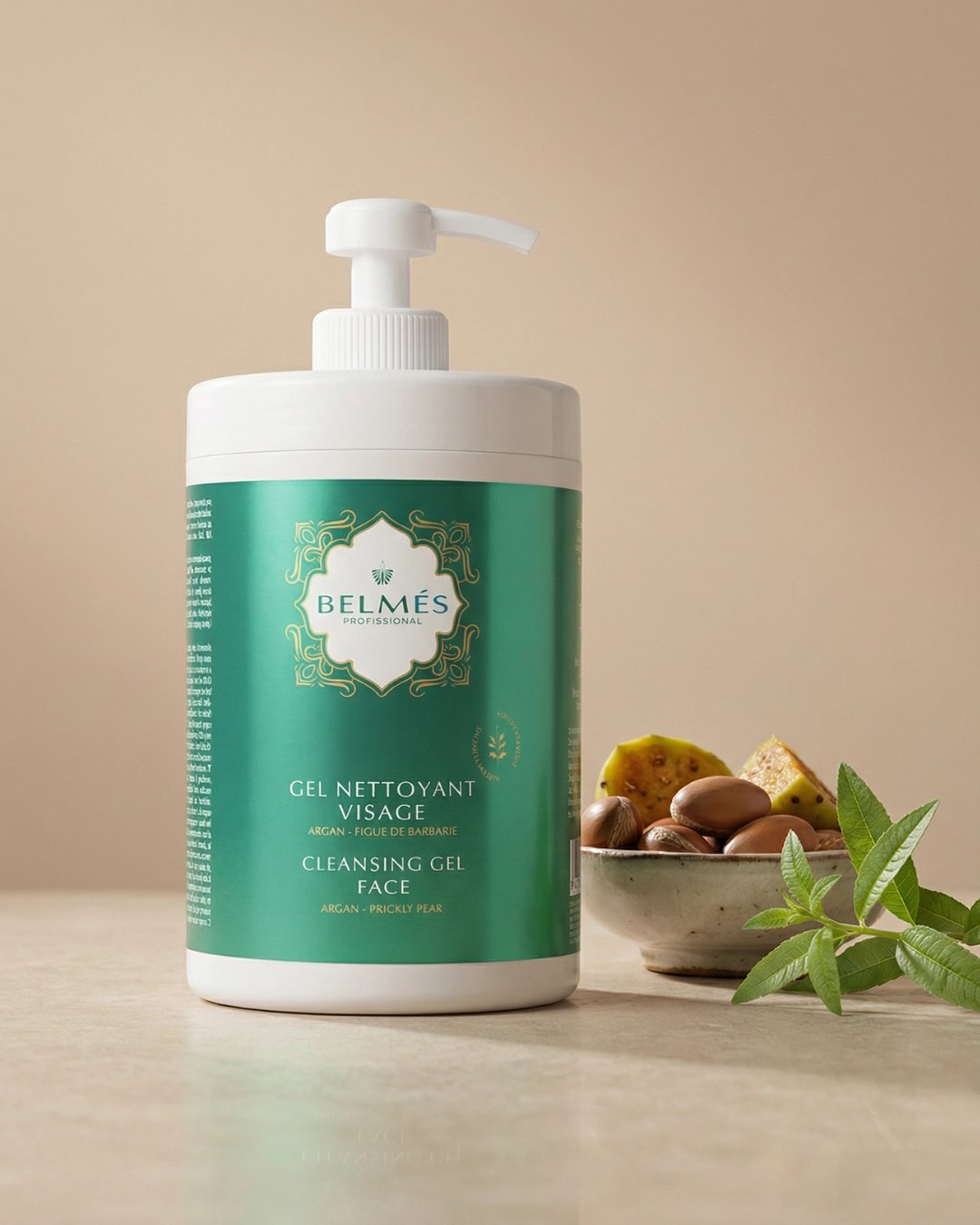 Pot gel nettoyant visage Belmés Profissional argan et figue de barbarie – noix d'argan figue de barbarie et feuilles fraîches en arrière-plan