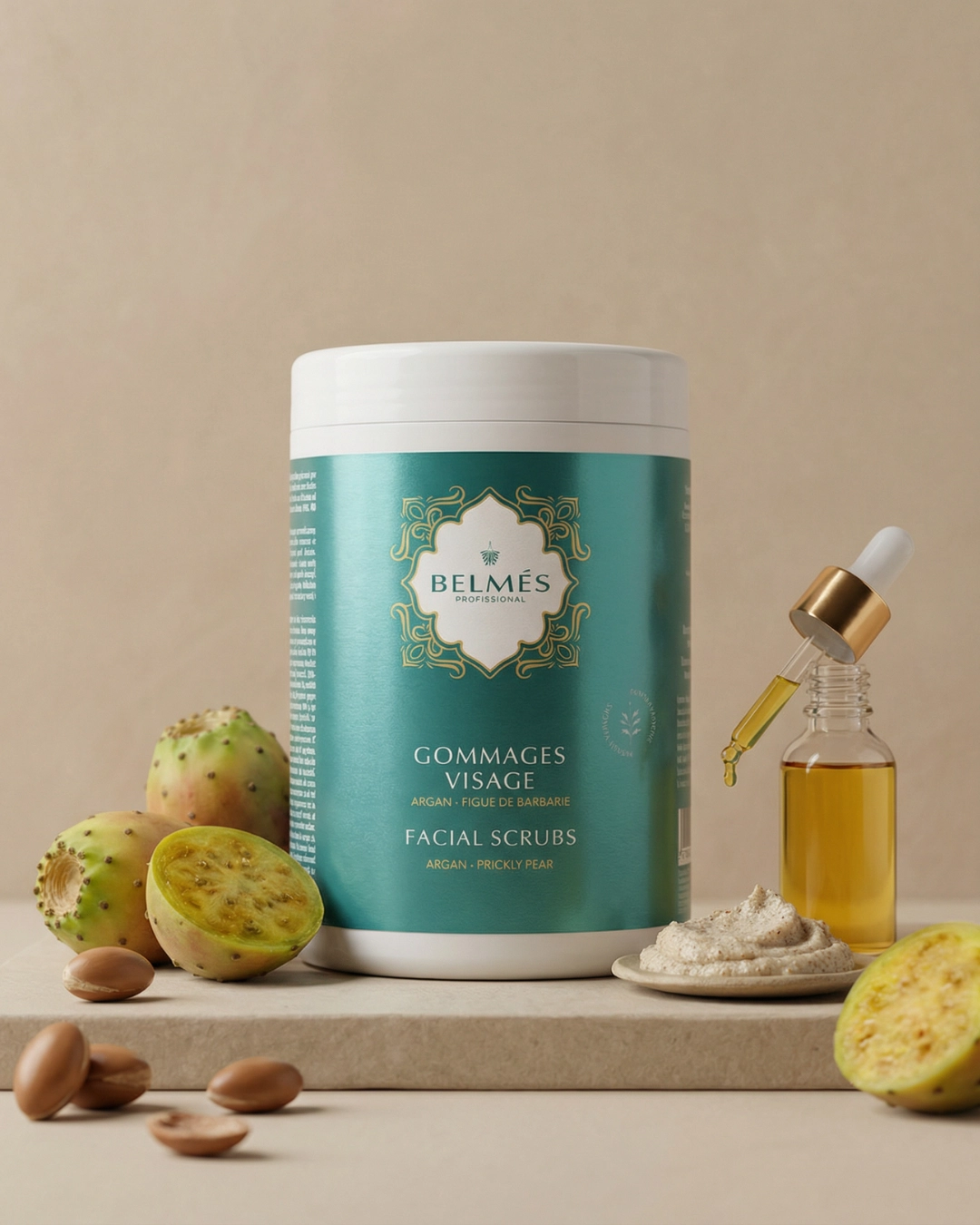 Flacon transparent huile anti-vergetures Belmés Profissional au design oriental crème et doré, entouré de noix d'argan dans un bol en grès, pierre naturelle et plantes aromatiques séchées. Soin corps préventif et réparateur naturel pour tous types de peau, idéal pendant la grossesse et en post-partum, recommandé pour spas, instituts de beauté et hôtels au Maroc et en France.