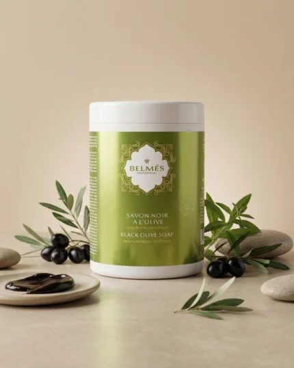 Savon noir olive pâte texture brune étalée vue rapprochée 100% végétal – Belmés Profissional hammam spa Maroc