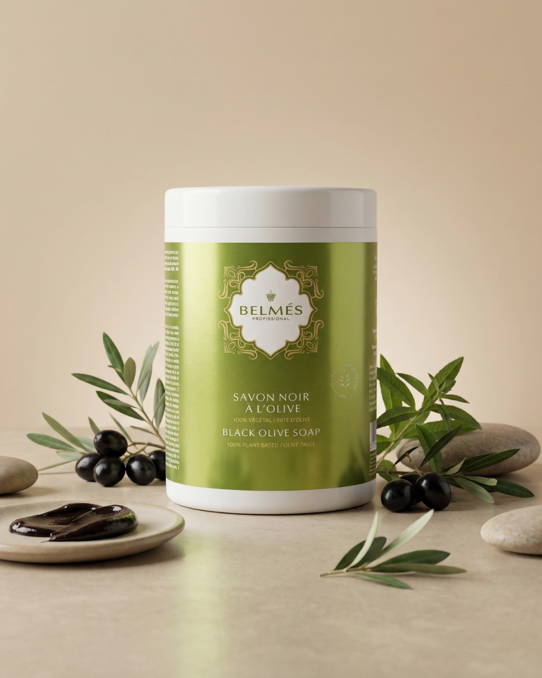 Savon noir olive pâte texture brune étalée vue rapprochée 100% végétal – Belmés Profissional hammam spa Maroc