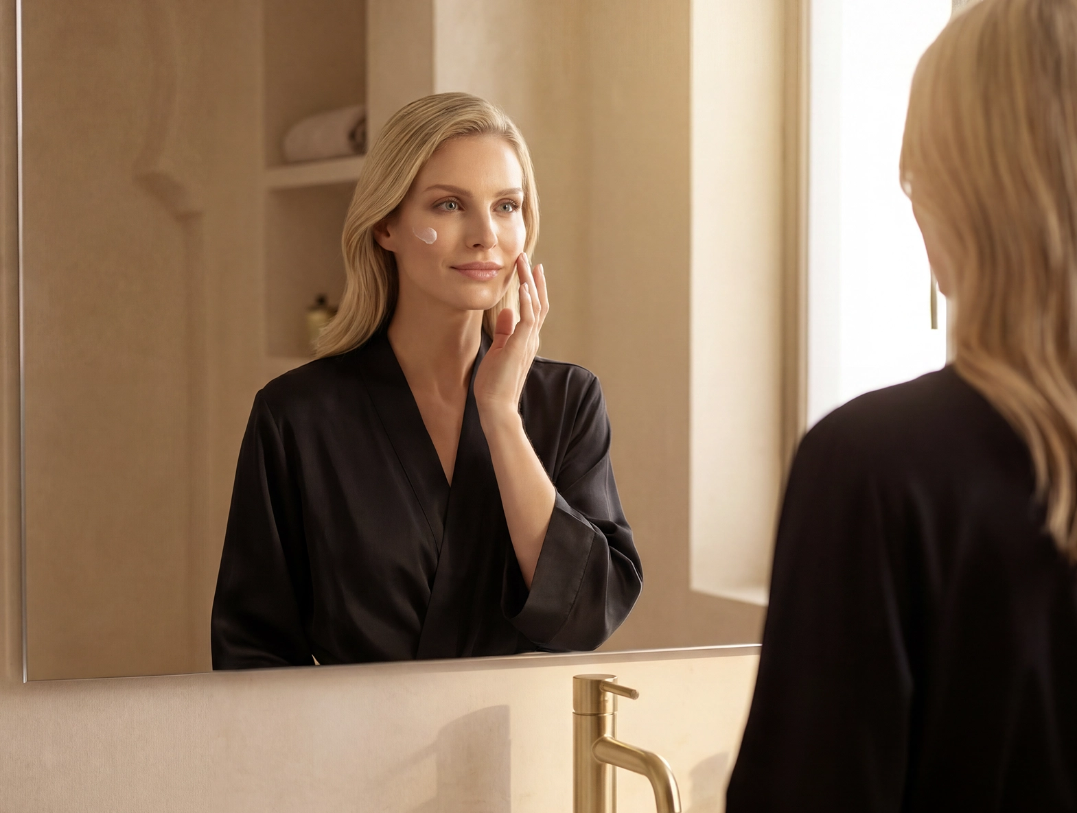 Femme applique crème visage miroir salle de bain spa luxe soin peau – cosmétiques visage professionnels Belmés Profissional