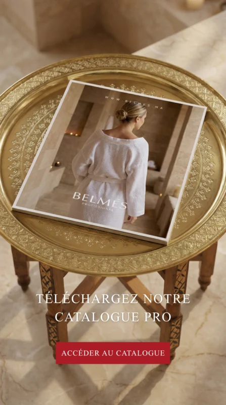 Catalogue Pro Belmés Profissional posé sur un plateau marocain doré – cosmétiques naturels pour spas, hammams et hôtels au Maroc