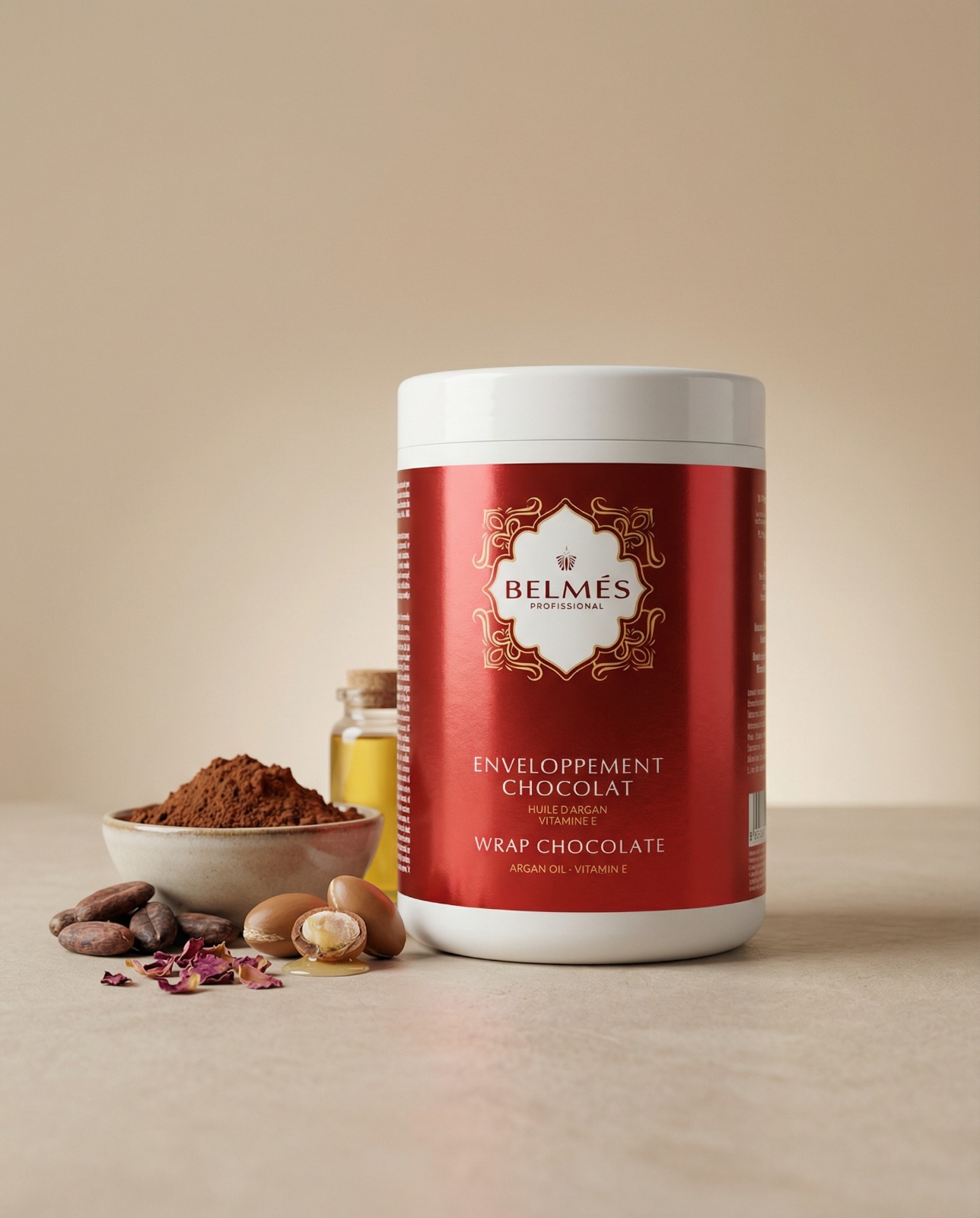 Pot enveloppement chocolat Belmés Profissional à l'huile d'argan et vitamine E – cacao en poudre noix d'argan et pétales de rose en arrière-plan